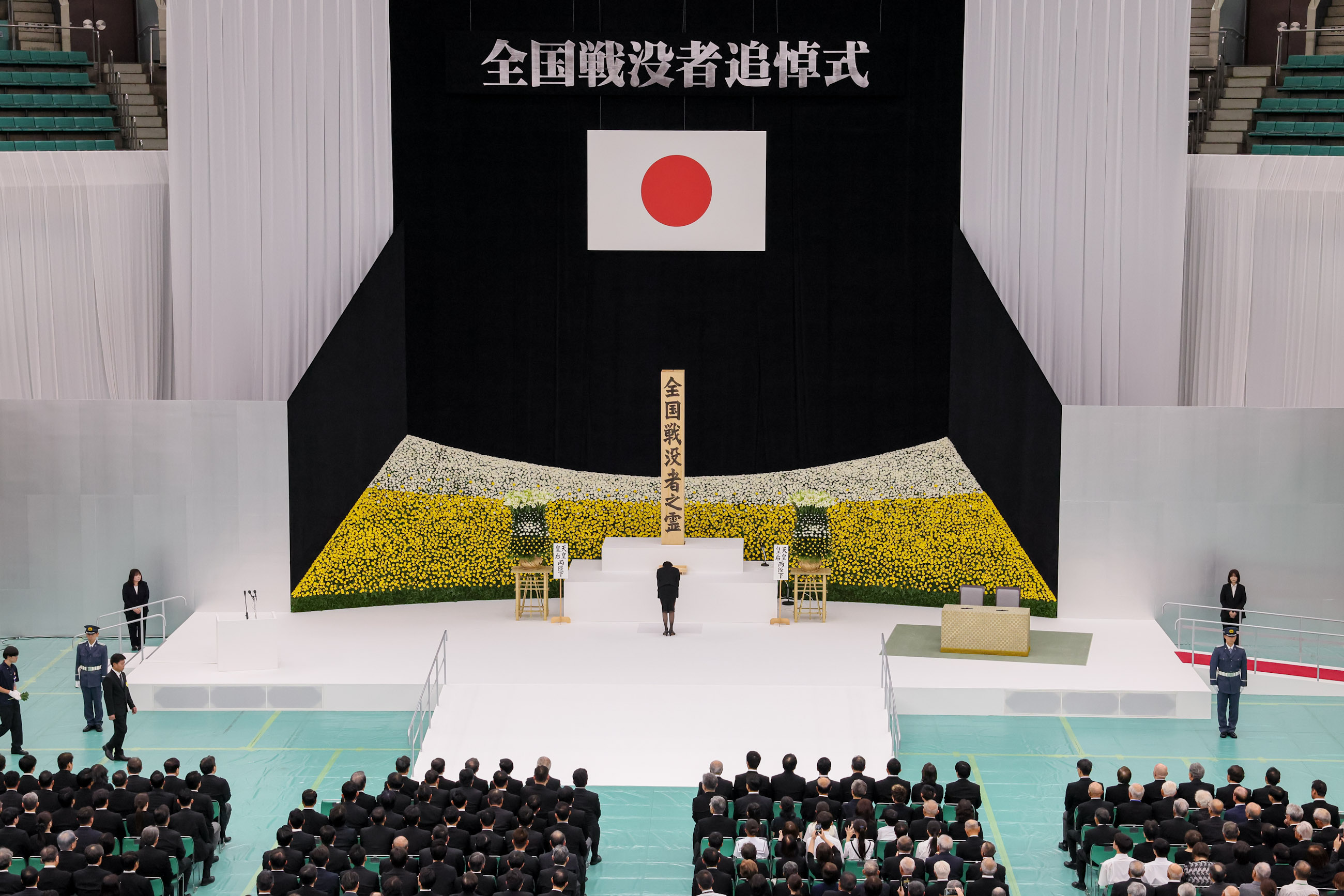 高市首相进行献花1