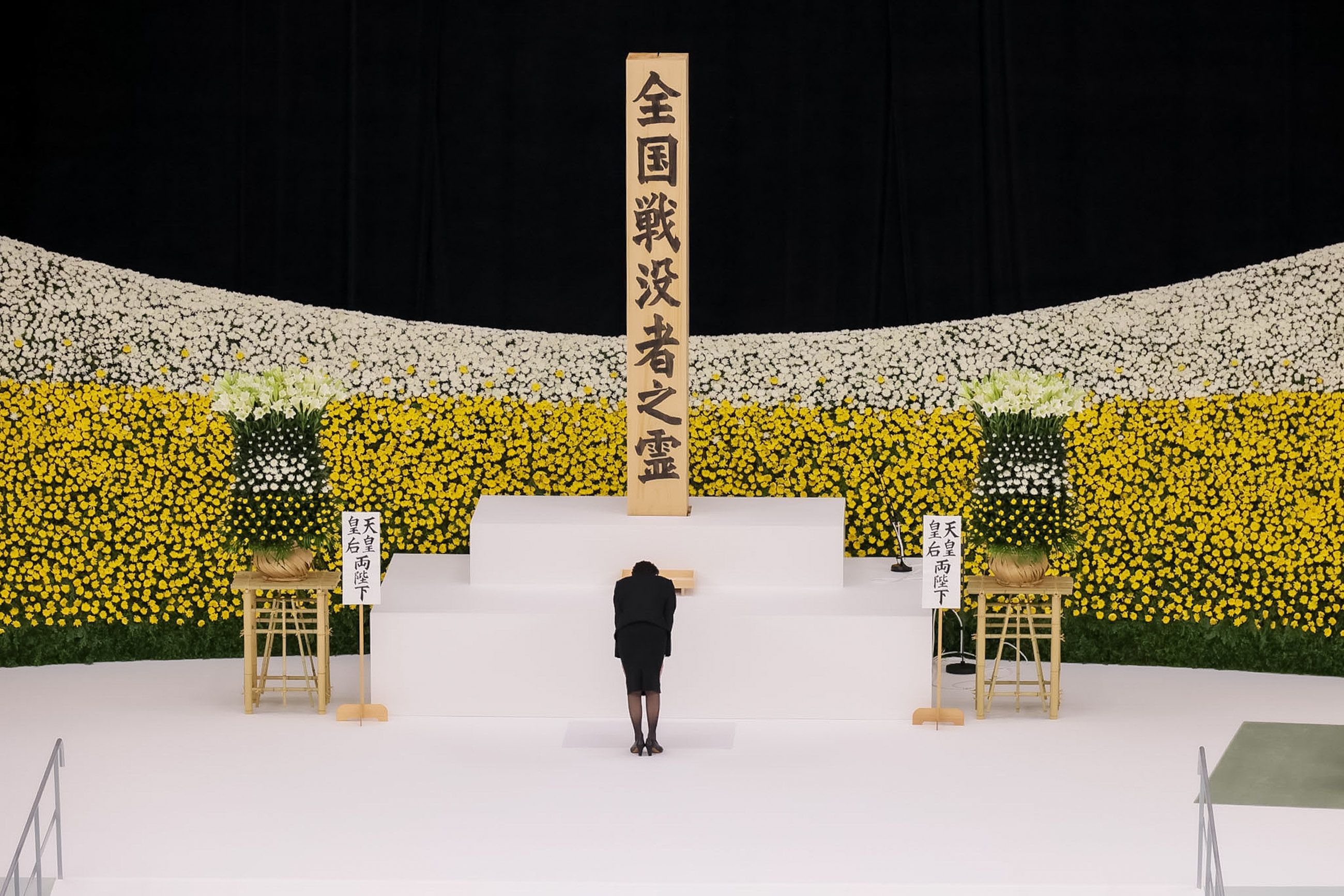 高市首相进行献花3