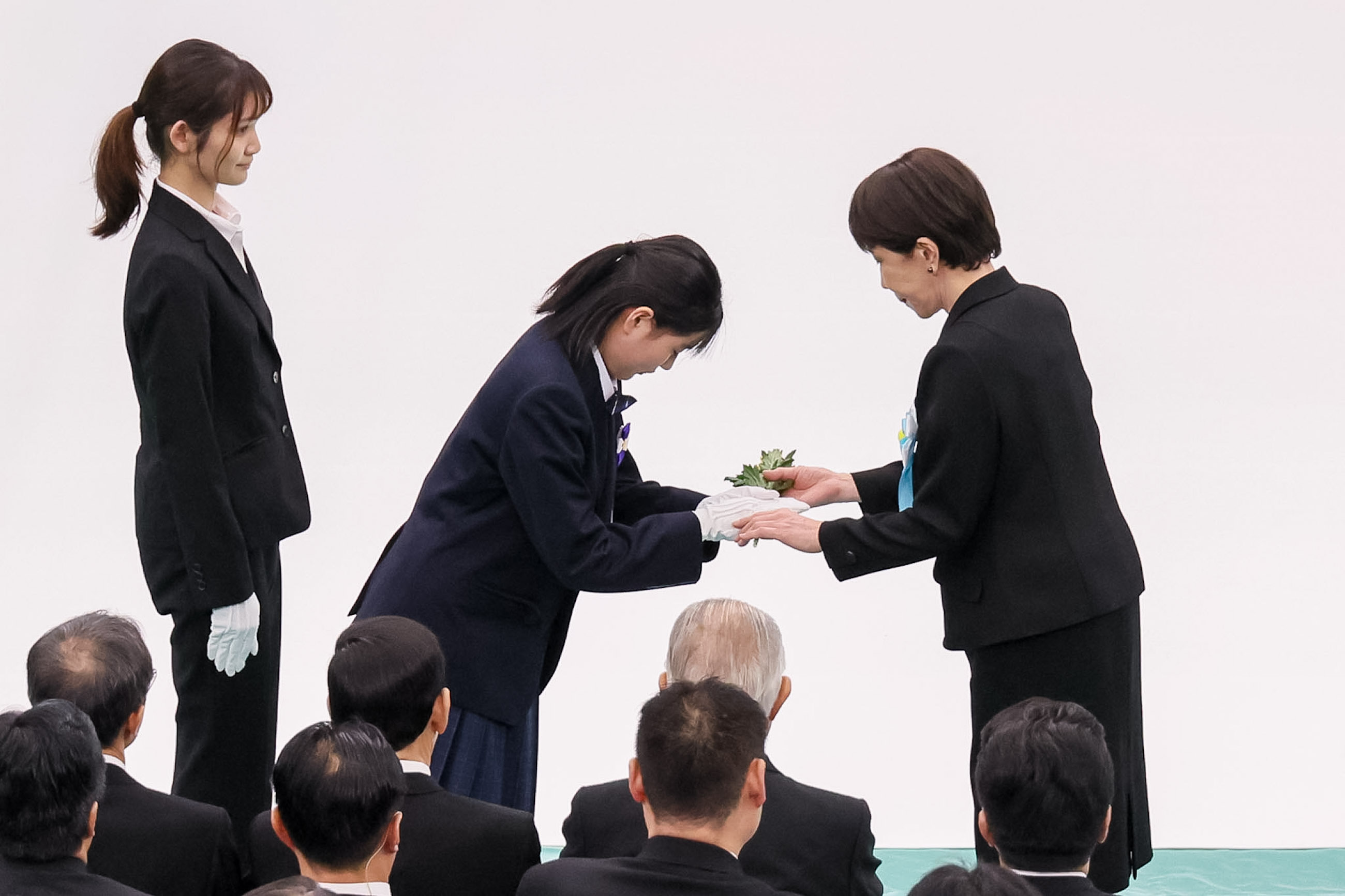 高市首相进行献花4