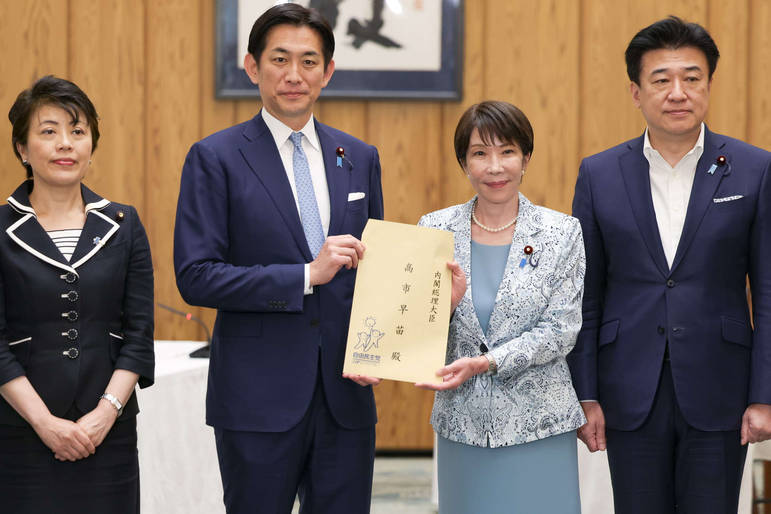 高市首相接受建议书2