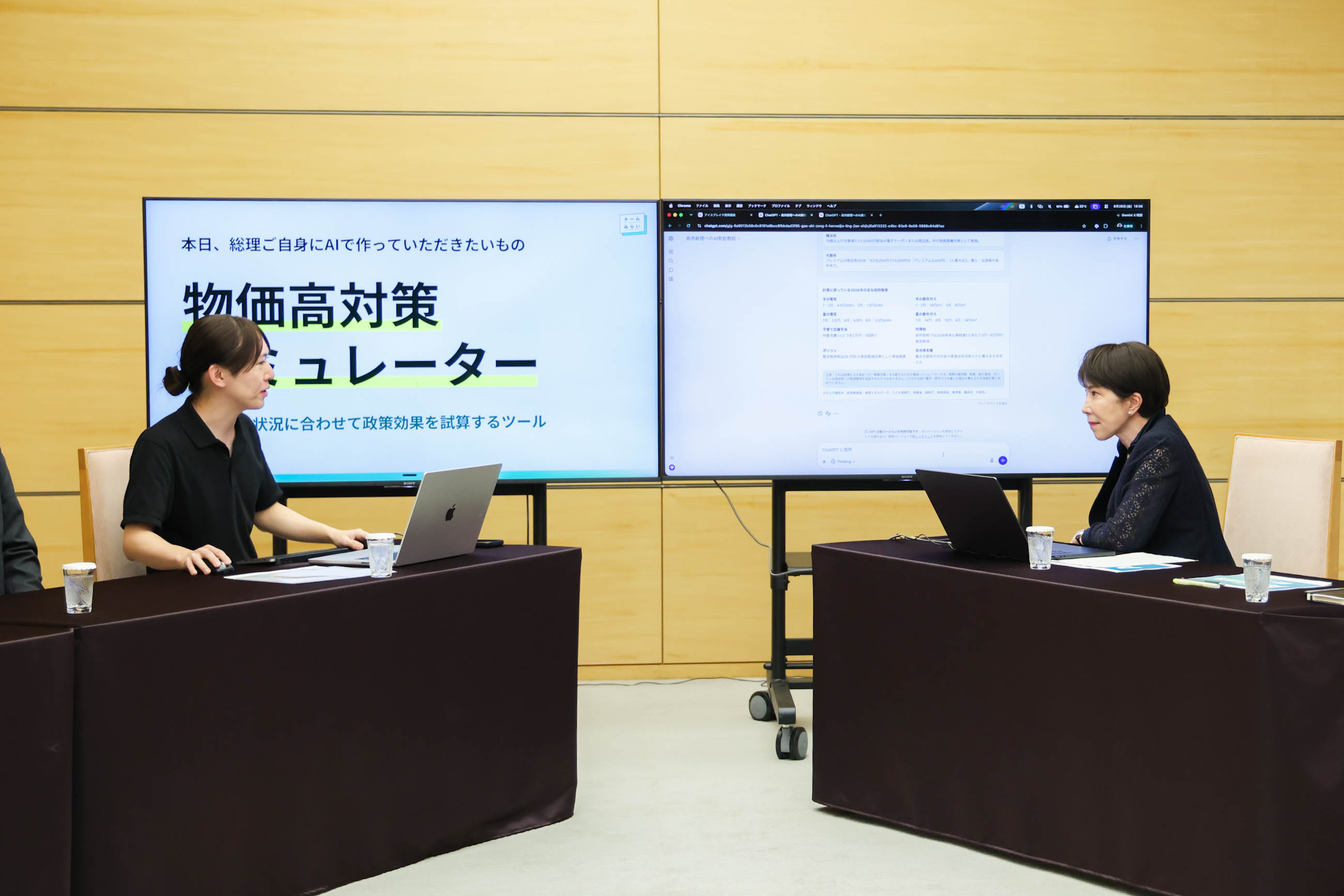 高市首相听取讲解2