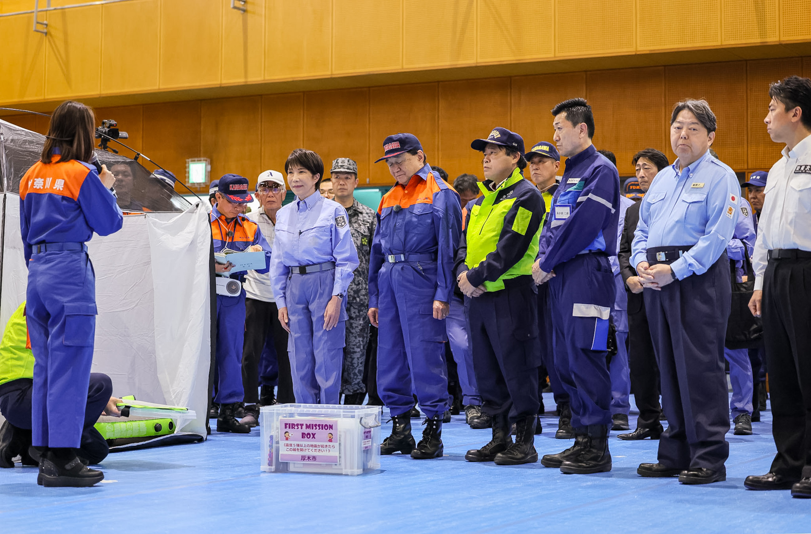 高市首相体验搭建一键帐篷1