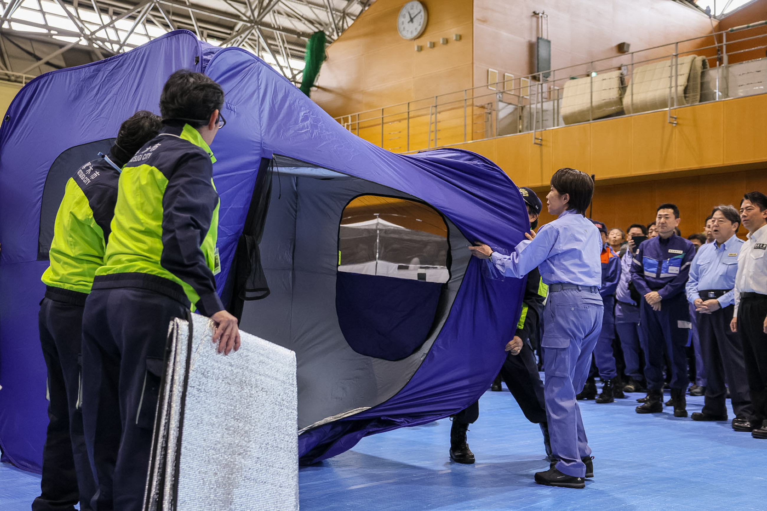 高市首相体验搭建一键帐篷2