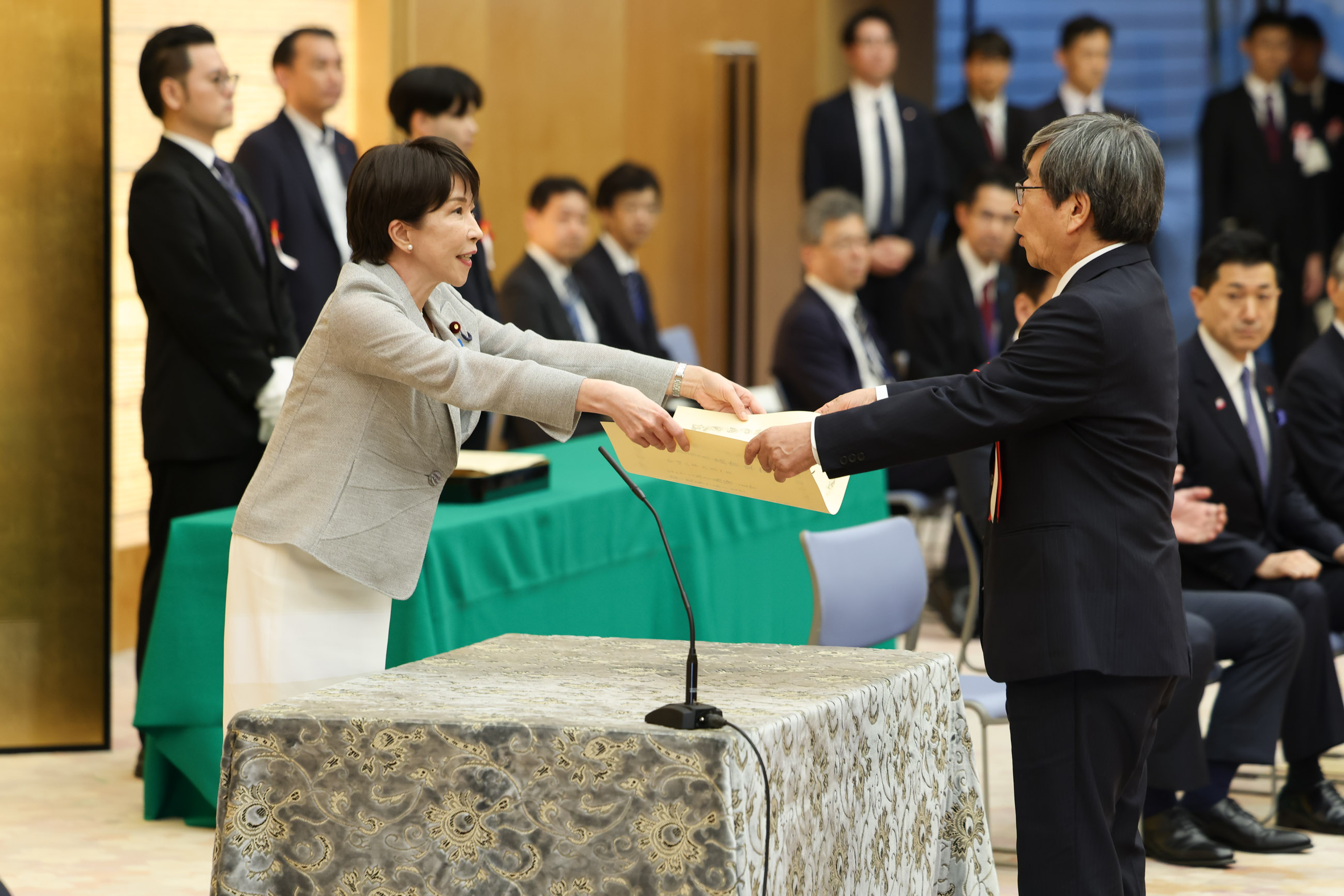 高市首相颁发表彰状1