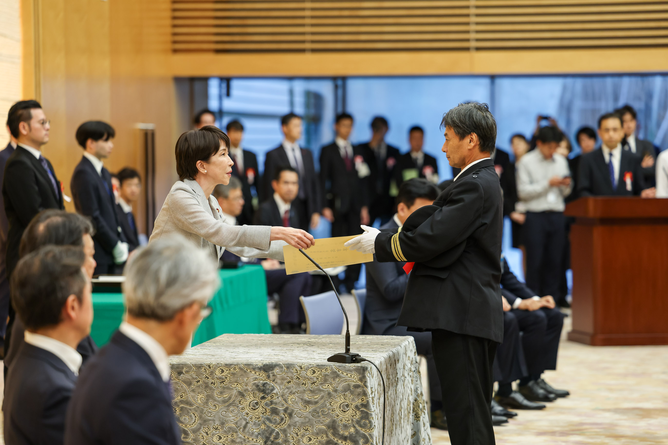 高市首相颁发表彰状3