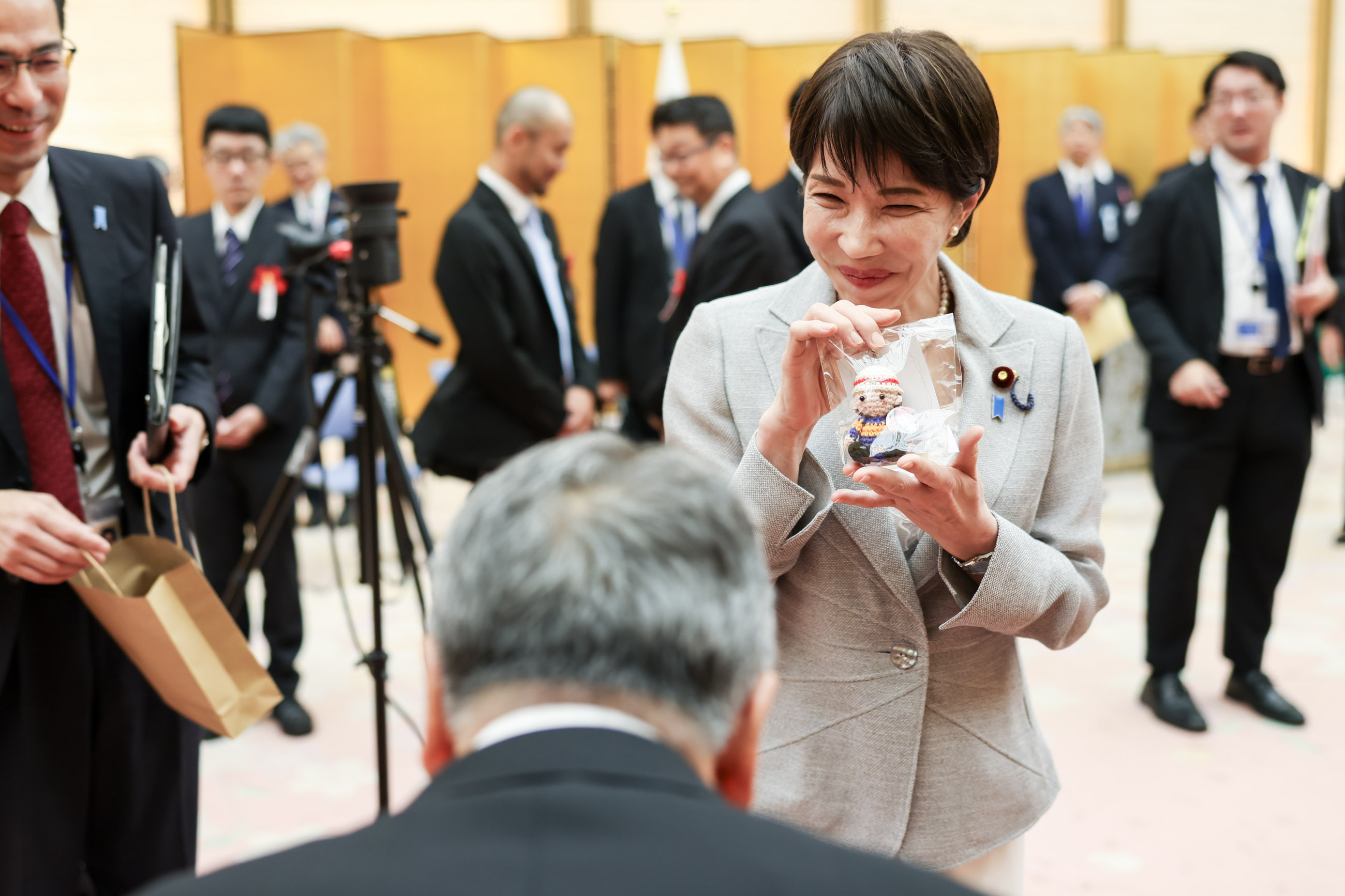 高市首相与获奖者交流2