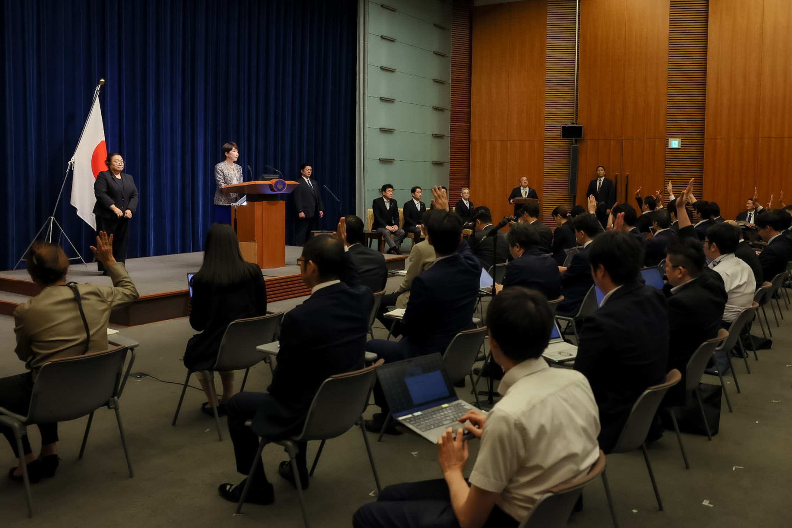 高市首相举行记者招待会8