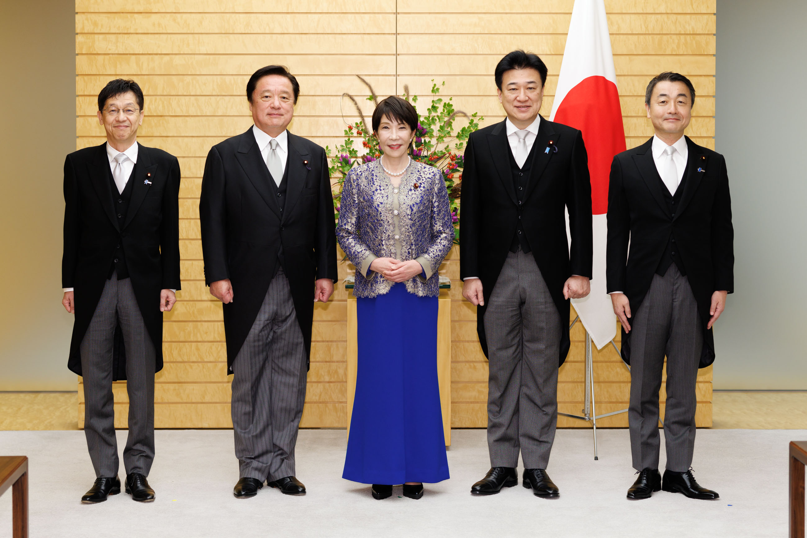 与首相辅佐官合影留念1