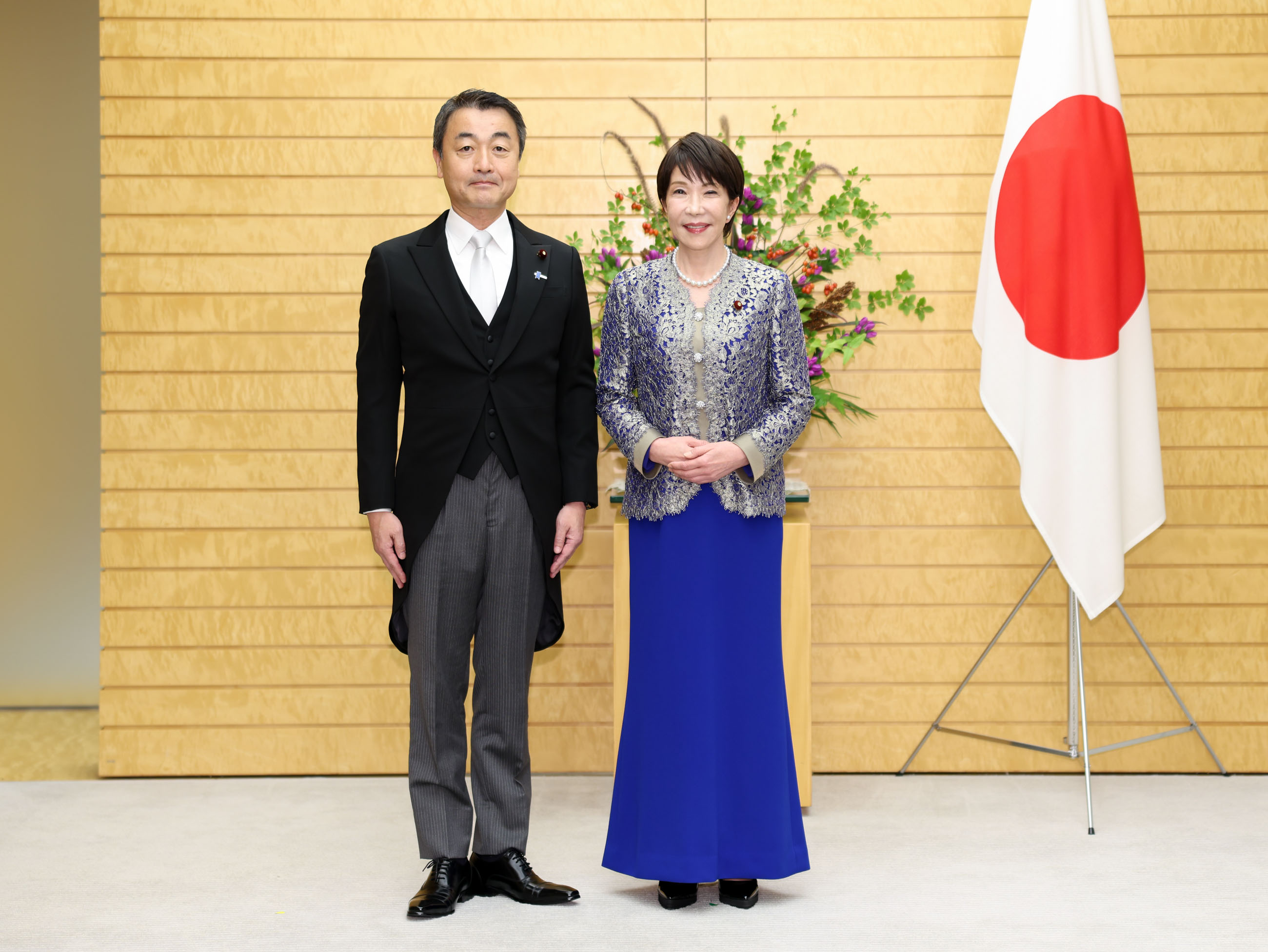 与首相辅佐官合影留念3