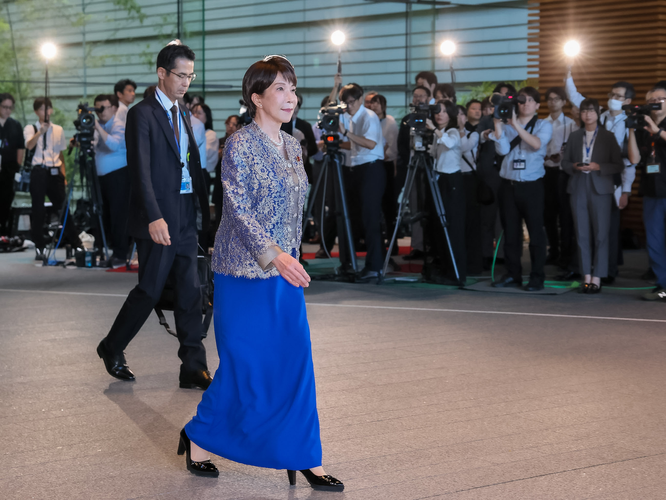 高市首相离开官邸，前往出席认证仪式