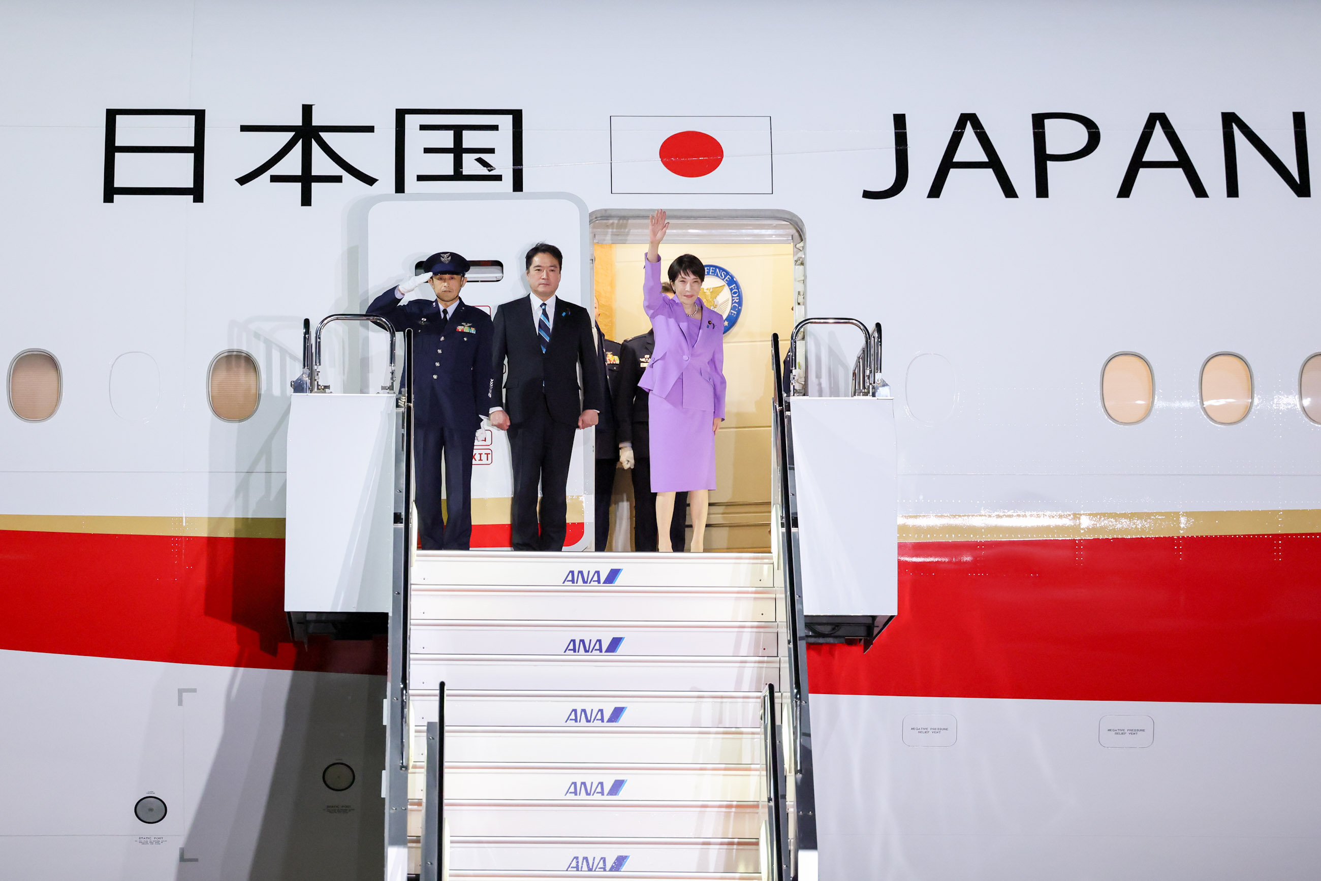 高市首相从羽田机场启程1