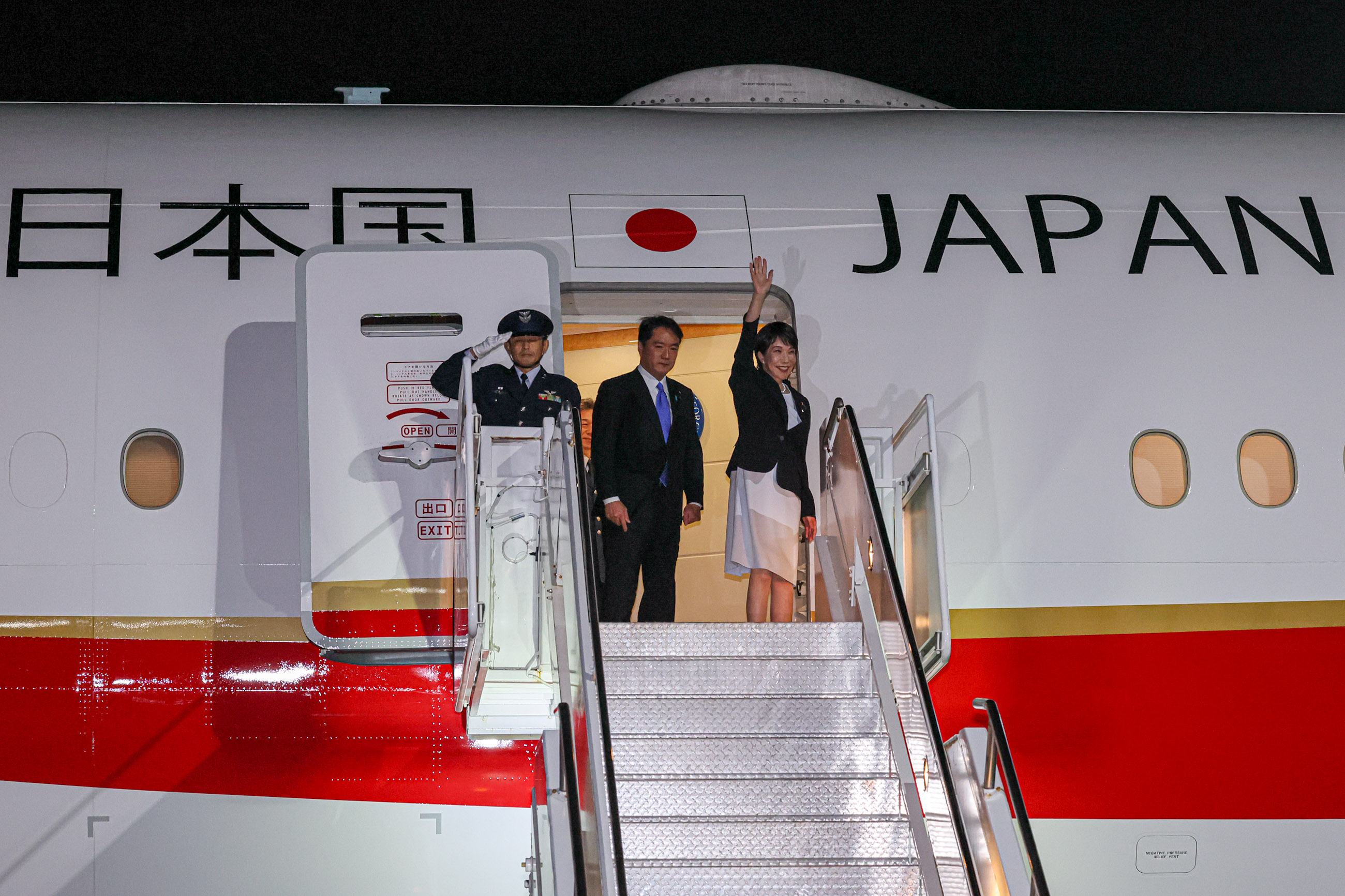 高市首相启程离开美国1