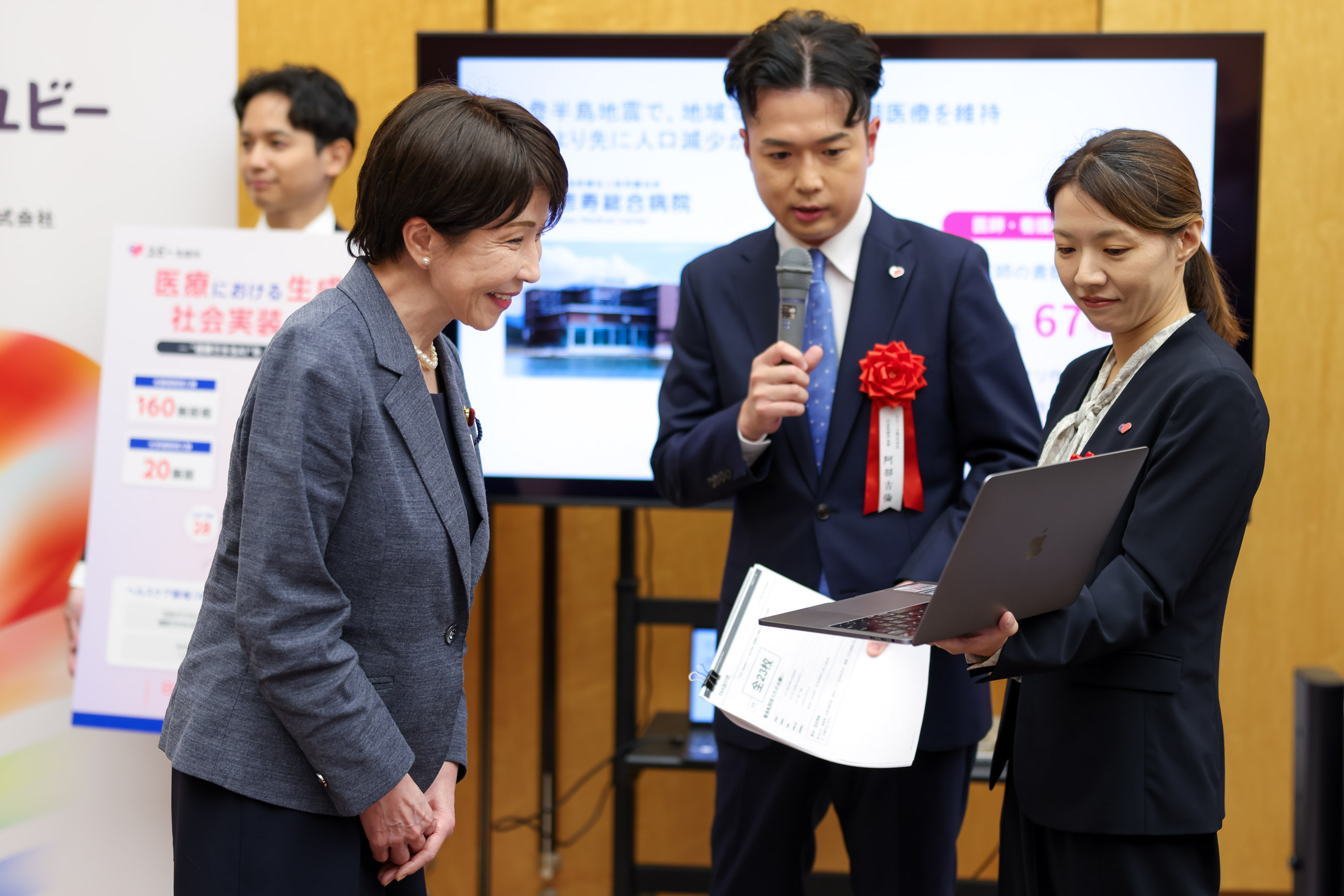 高市首相参观获奖者的展台6