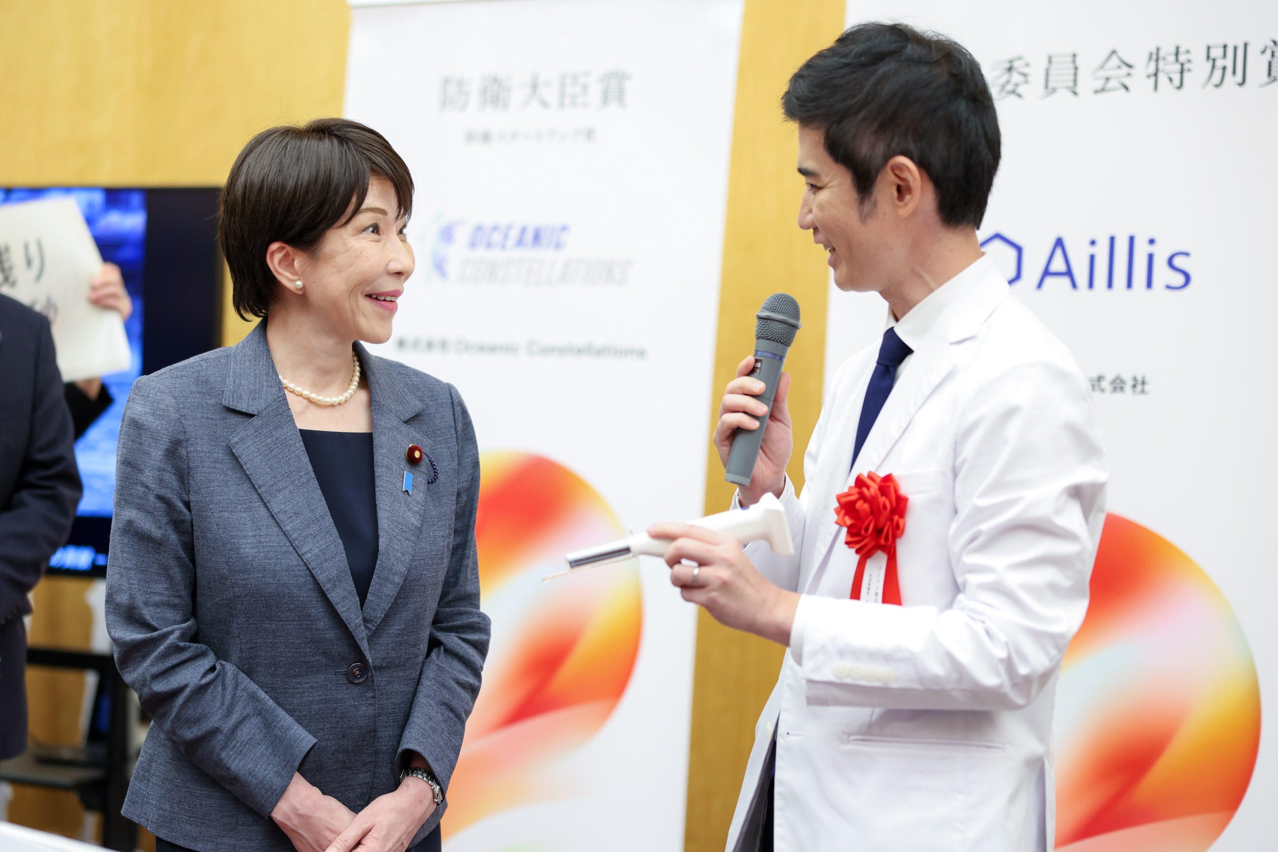高市首相参观获奖者的展台10