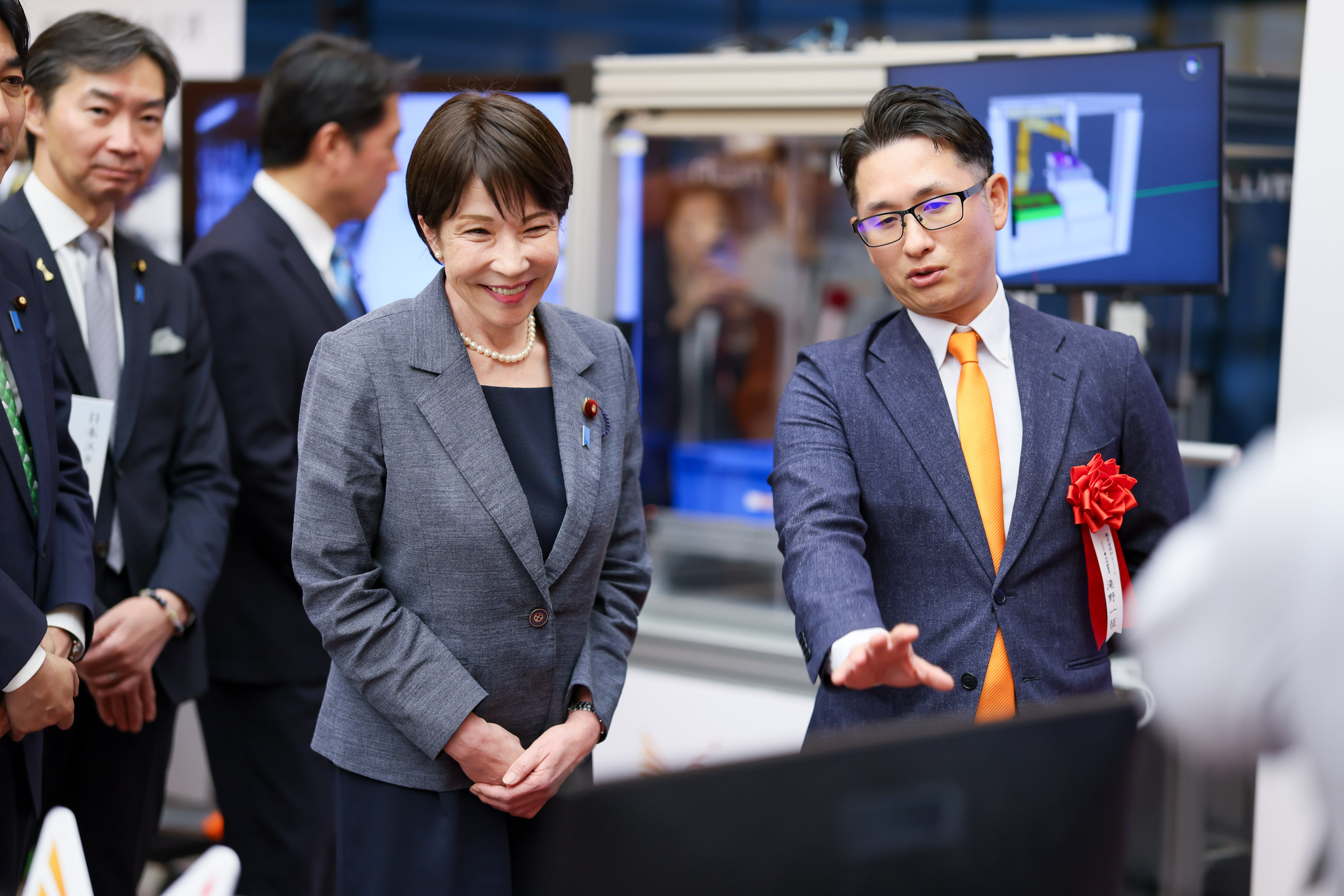 高市首相参观获奖者的展台3