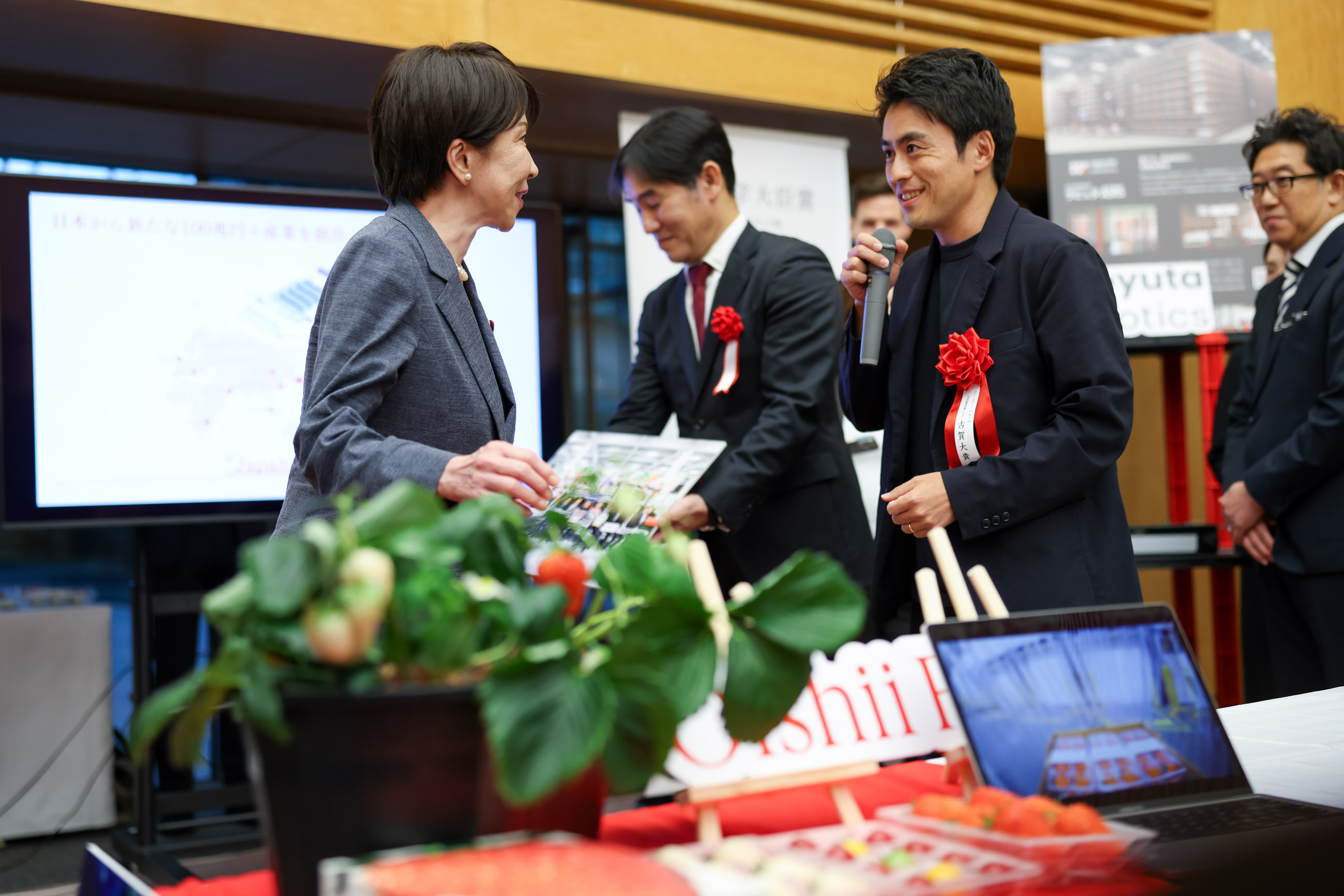 高市首相参观获奖者的展台4
