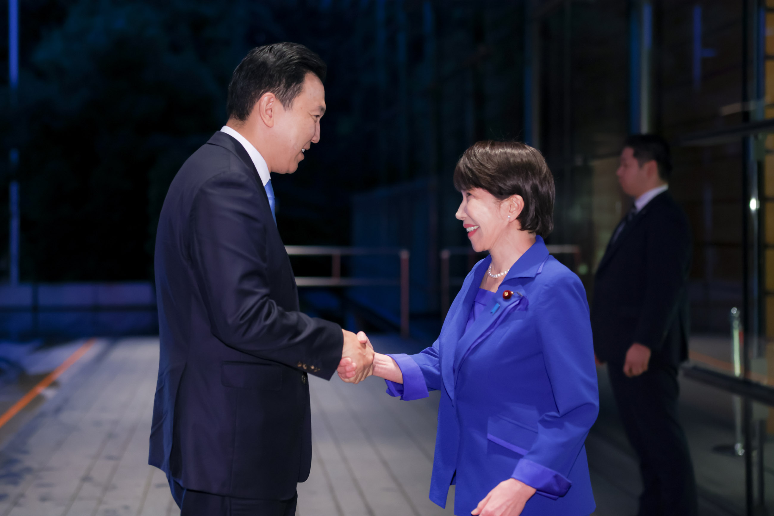 高市首相迎接乌其尔勒总理
