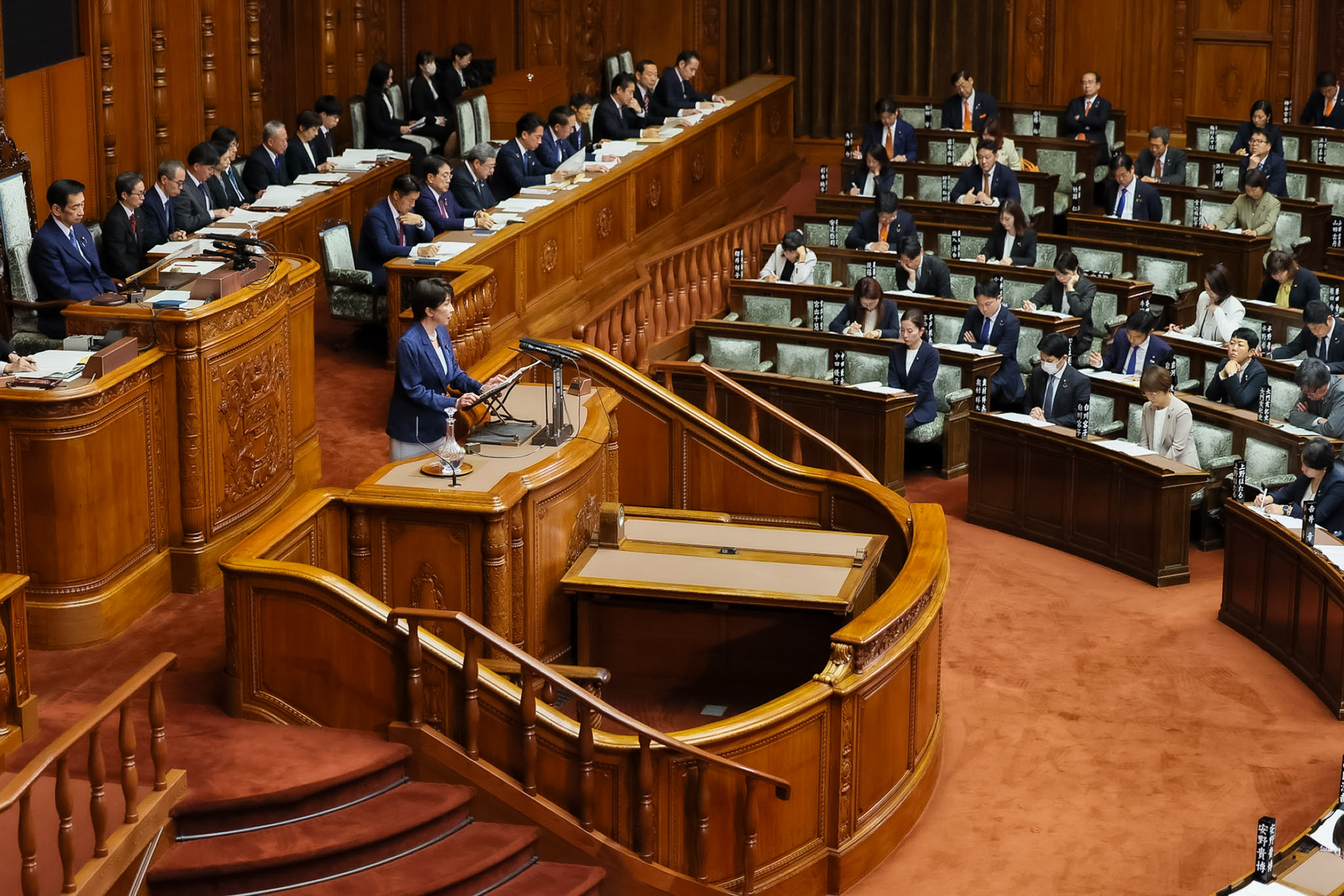 高市首相在参议院全体会议上发表施政方针演说5