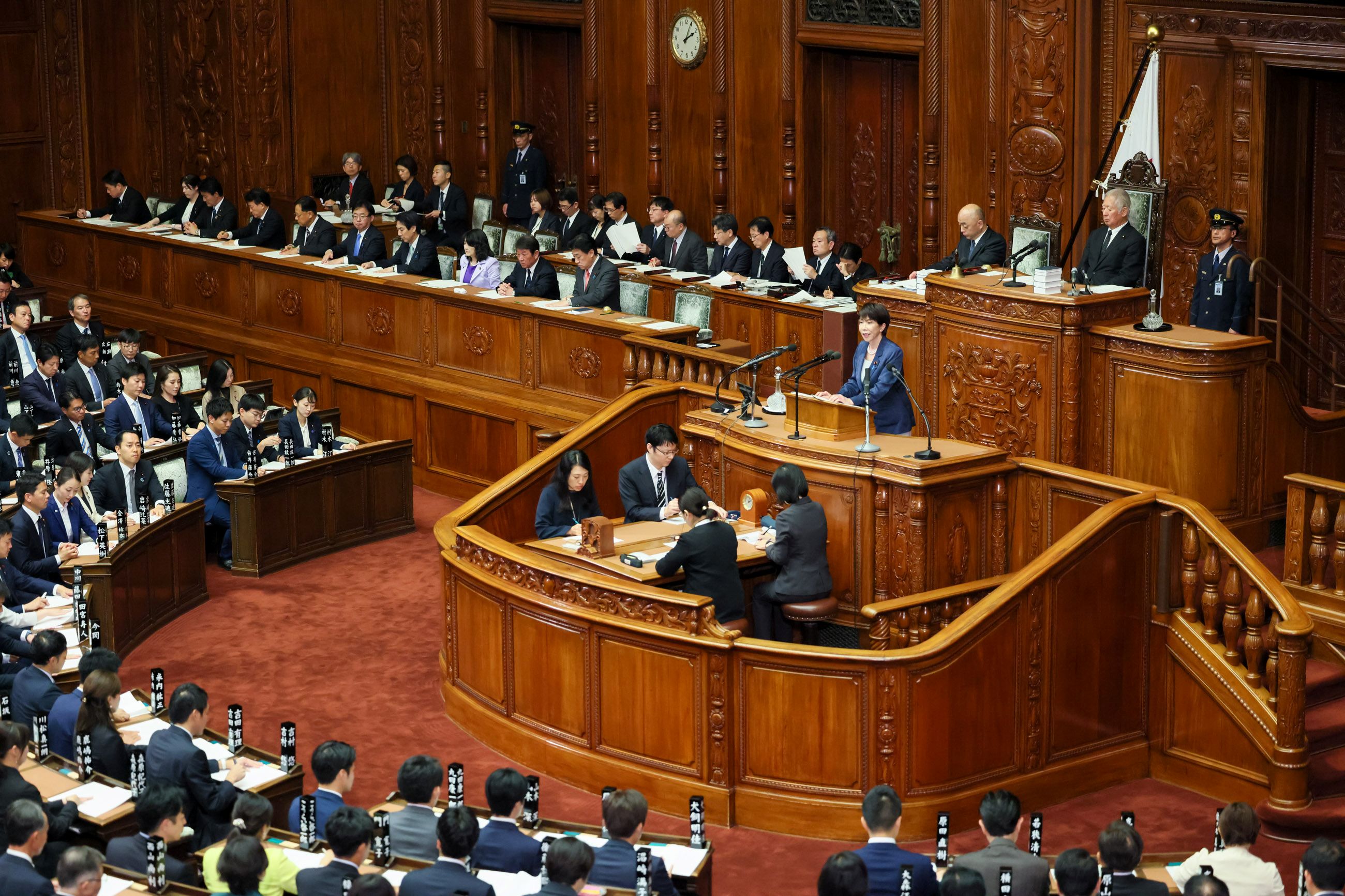 高市首相在众议院全体会议上发表施政方针演说6