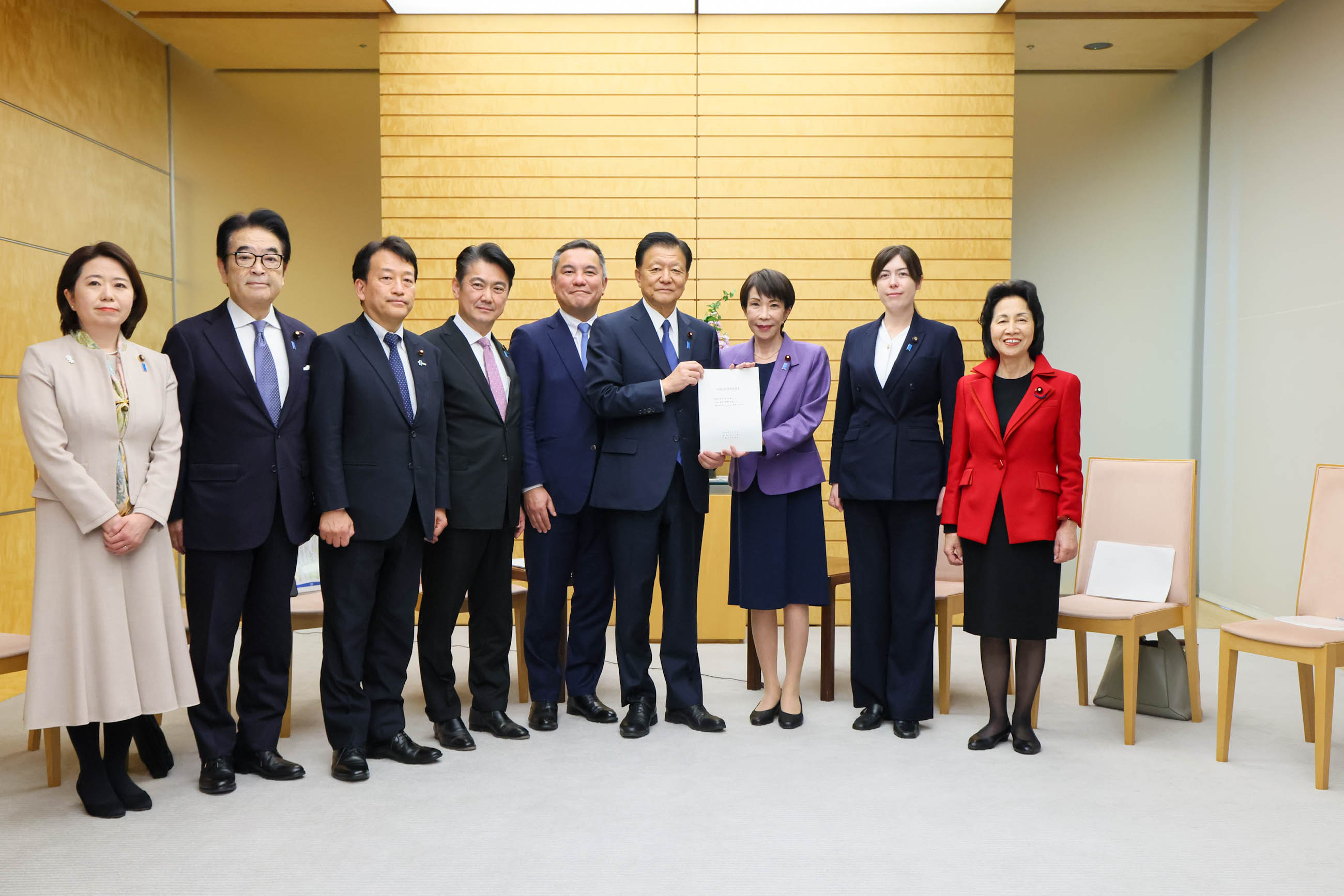 接受自由民主党外国人政策本部递交的建议书