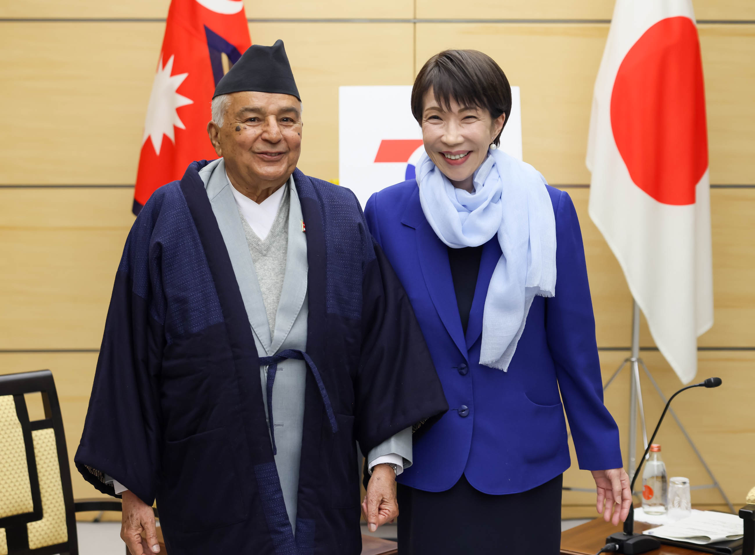 与尼泊尔总统保德尔举行会谈